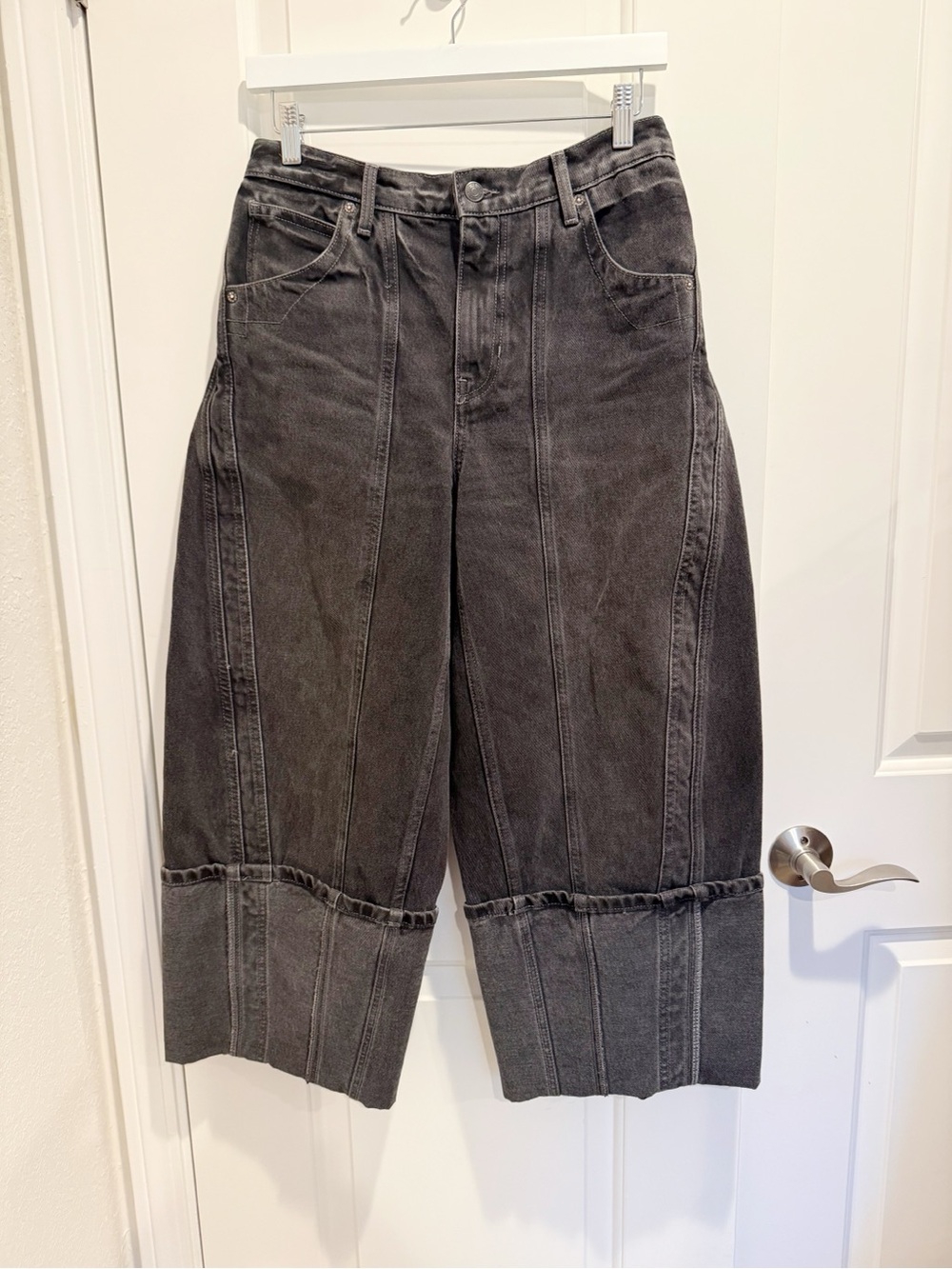 WE THE FREE Olsen Cuffed Cropped Barrel Jeans in Black Wash size 26 - Picture 5 of 14